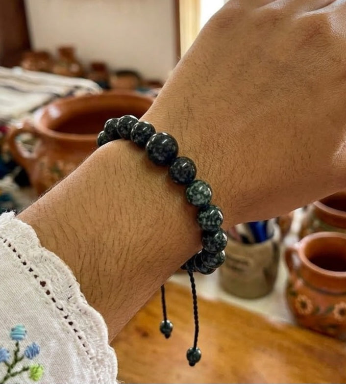 Bracelet Jaguar en jade du Guatemala | Perles de jade guatemalte de couleur vert pomme | Bijoux d'artisan maya | 18cm