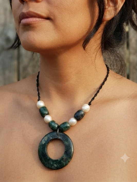 Pendentif créole en jade ancien du Guatemala, en nacre et en pierre de serpentine : adoptez la transformation et l'énergie de guérison.
