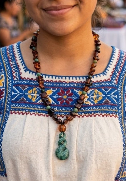 Collar con dije de jaguar de jade guatemalteco | Cuentas de ámbar de Chiapas | Joyería artesanal maya