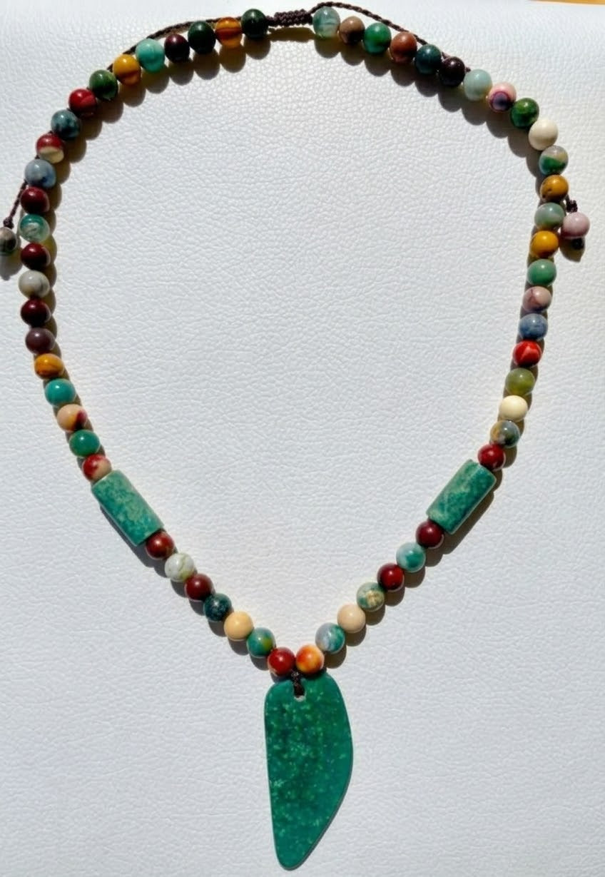 Collier pendentif en jade guatémaltèque | Perles d'agate et tubes de jade | Bijoux artisanaux mayas