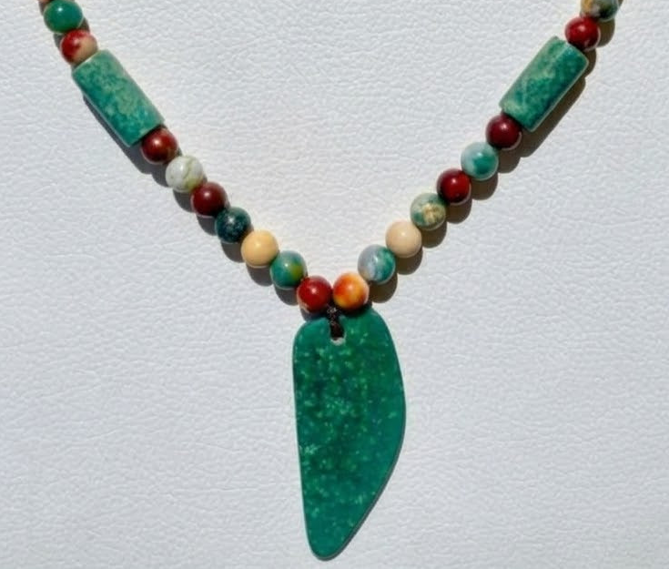 Collier pendentif en jade guatémaltèque | Perles d'agate et tubes de jade | Bijoux artisanaux mayas